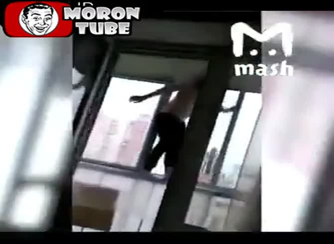 Video :Russia - an inebriated man enjoys himself from his flat window before collapsing into the emptiness!